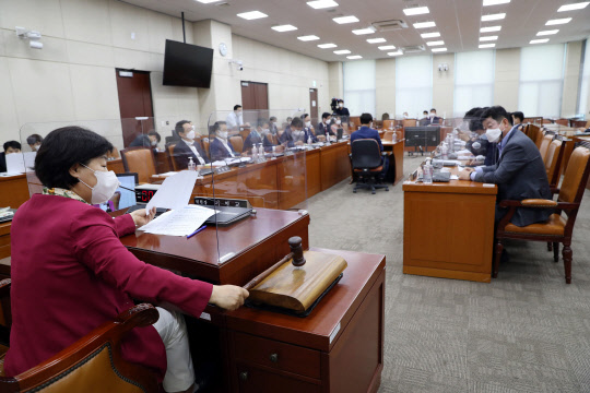 14일 오후 열린 국회 행정안전위원회 전체회의에서 서영교 위원장이 2021년도 행정안전부 소관 제2회 추가경정예산안을 통과시키고 있다.연합뉴스